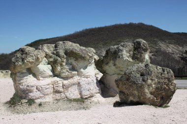 Doğal olay taş Haskovo ve Kırcaali Bulgaristan arasındaki yol yakınında bulunan mantar 