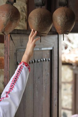 Bir el işlemeli kol eski Bulgar çan dokunmadan ile bir resim