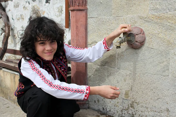 Zewnątrz Obraz Przystojny Chłopiec Ubrany Strój Tradycyjny Bułgarski — Zdjęcie stockowe