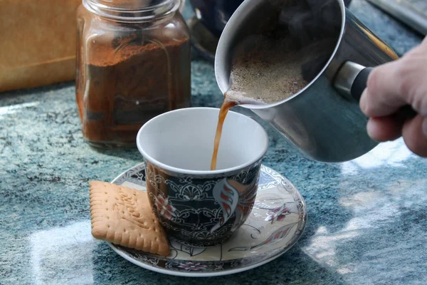 コーヒータイム要素 コーヒー ビスケット 青い表面の瓶のカラフルなカップ — ストック写真