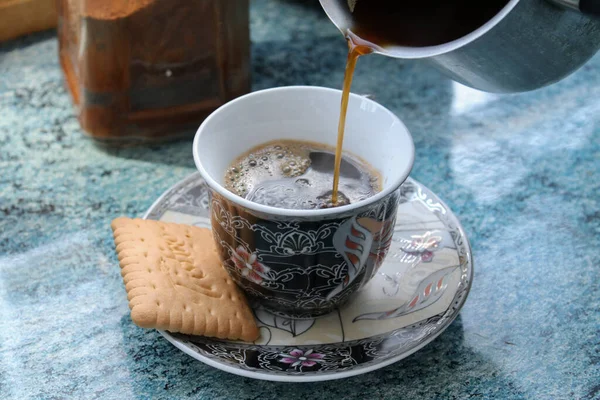 コーヒータイム要素 コーヒー ビスケット 青い表面の瓶のカラフルなカップ — ストック写真
