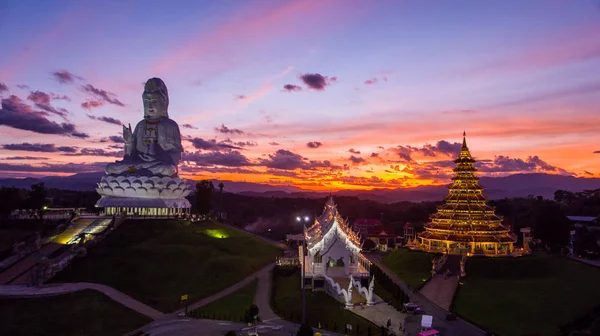 Wat huai pla kung.a schöne öffentliche temple.it ist beliebt bei beiden — Stockfoto