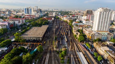 Havadan görünümü. Trenler platform demiryolu istasyonunun Hua Lamphong, Bangkok, Tayland