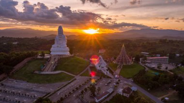 WAT Huai Pla Kung.A güzel genel Tapınağı. Tay ve yabancı turistler ile popülerdir. Alacakaranlık akşam