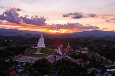 WAT Huai Pla Kung.A güzel genel Tapınağı. Tay ve yabancı turistler ile popülerdir. Alacakaranlık akşam