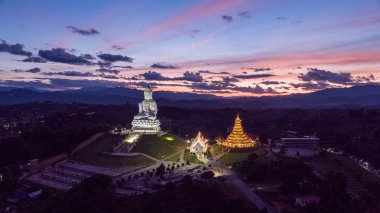 WAT Huai Pla Kung.A güzel genel Tapınağı. Tay ve yabancı turistler ile popülerdir. Alacakaranlık akşam