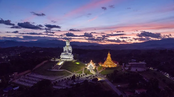 WAT Huai Pla Kung.A güzel genel Tapınağı. Tay ve yabancı turistler ile popülerdir. Alacakaranlık akşam