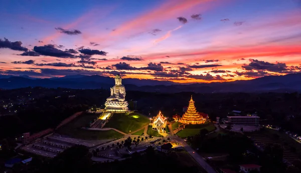 WAT Huai Pla Kung.A güzel genel Tapınağı. Tay ve yabancı turistler ile popülerdir. Alacakaranlık akşam