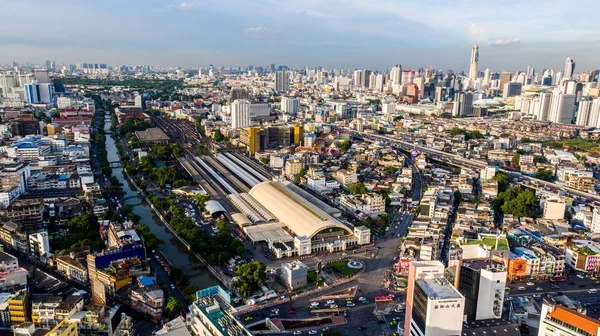 Havadan görünümü. Trenler platform demiryolu istasyonunun Hua Lamphong, Bangkok, Tayland