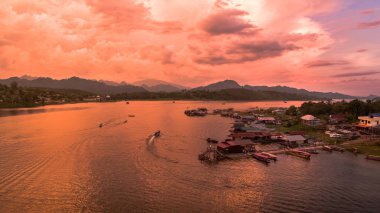 sangklaburi, Tayland mon insanlar tarafından inşa edilmiş ahşap Köprüsü'nün havadan görünümü.