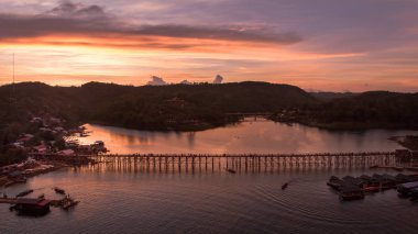 sangklaburi, Tayland mon insanlar tarafından inşa edilmiş ahşap Köprüsü'nün havadan görünümü.
