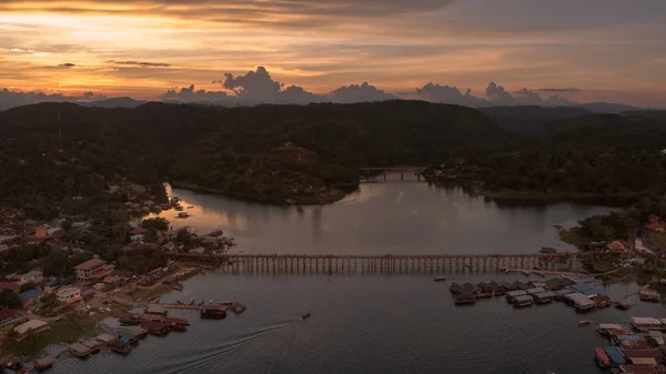 sangklaburi, Tayland mon insanlar tarafından inşa edilmiş ahşap Köprüsü'nün havadan görünümü.