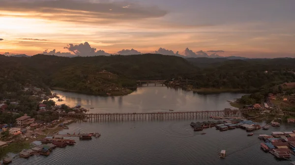 sangklaburi, Tayland mon insanlar tarafından inşa edilmiş ahşap Köprüsü'nün havadan görünümü.