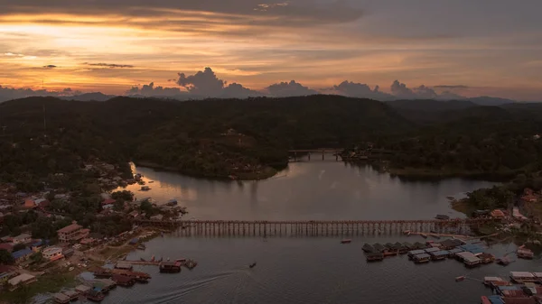 sangklaburi, Tayland mon insanlar tarafından inşa edilmiş ahşap Köprüsü'nün havadan görünümü.