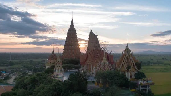 Buda heykeli altın yarım daire şeklindeki kubbe içinde mozaik ile dekore edilmiştir. Wat Tham Sua(Tiger Cave Temple), Tha Muang bölgesi, Kanchanaburi, Tayland açık bölgesinde yer alan.