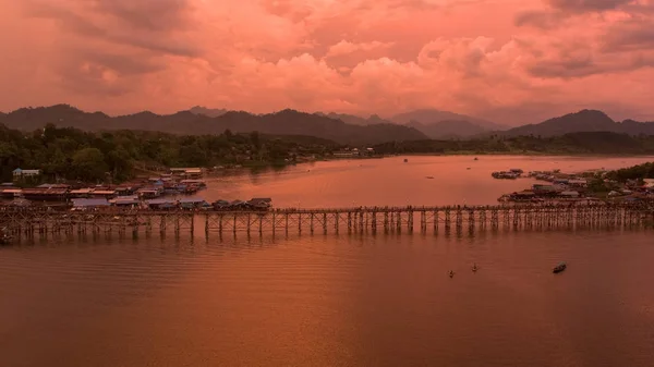 sangklaburi, Tayland mon insanlar tarafından inşa edilmiş ahşap Köprüsü'nün havadan görünümü.