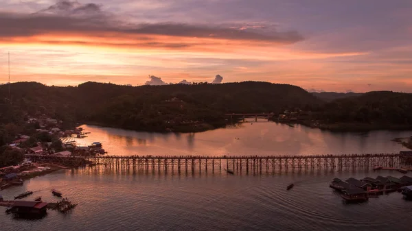sangklaburi, Tayland mon insanlar tarafından inşa edilmiş ahşap Köprüsü'nün havadan görünümü.