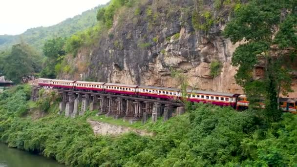 タイのカンチャナブリ県で洞窟の美しい風景 Krasae でクワイ ノイ川死の鉄道橋を空撮 — ストック動画