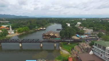Havadan görünümü, köprü üzerinde Kwai Nehri, Kanchanaburi, Tayland