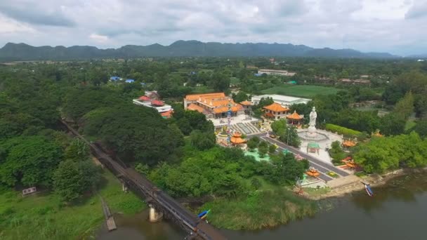 Letecký Pohled Most Nad Břehu Řeky Kwai Kanchanaburi Thajsko — Stock video