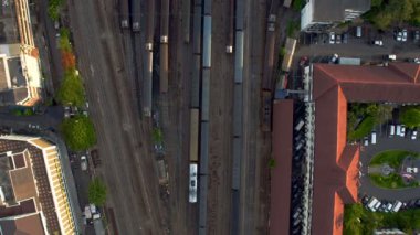 Havadan görünümü. Trenler platform demiryolu istasyonunun Hua Lamphong, Bangkok, Tayland