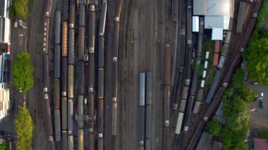 Havadan görünümü. Trenler platform demiryolu istasyonunun Hua Lamphong, Bangkok, Tayland