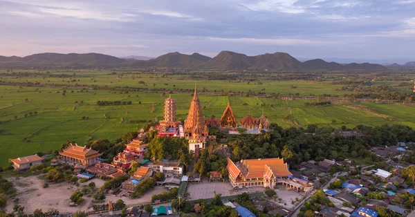 Buda heykeli altın yarım daire şeklindeki kubbe içinde mozaik ile dekore edilmiştir. Wat Tham Sua(Tiger Cave Temple), Tha Muang bölgesi, Kanchanaburi, Tayland açık bölgesinde yer alan.