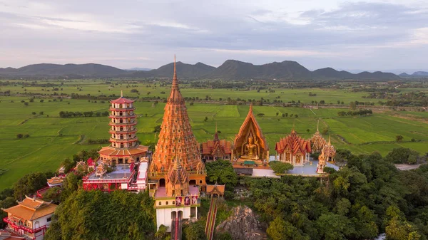 Buda heykeli altın yarım daire şeklindeki kubbe içinde mozaik ile dekore edilmiştir. Wat Tham Sua(Tiger Cave Temple), Tha Muang bölgesi, Kanchanaburi, Tayland açık bölgesinde yer alan.