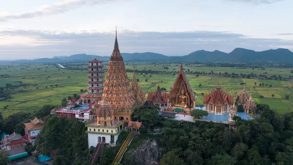 Buda heykeli altın yarım daire şeklindeki kubbe içinde mozaik ile dekore edilmiştir. Wat Tham Sua(Tiger Cave Temple), Tha Muang bölgesi, Kanchanaburi, Tayland açık bölgesinde yer alan.