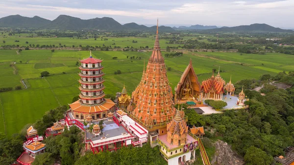 Goldene Buddha Statue Mit Mosaik Inneren Der Halbrunden Kuppel Befindet — Stockfoto