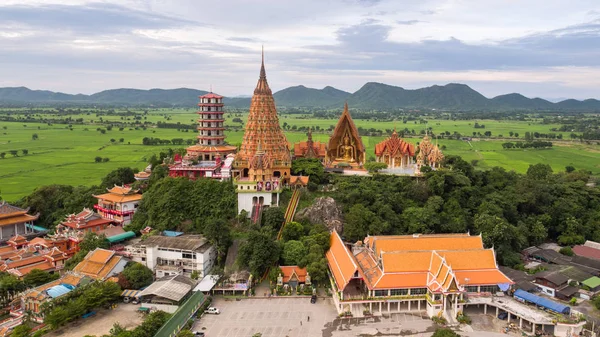 Buda heykeli altın yarım daire şeklindeki kubbe içinde mozaik ile dekore edilmiştir. Wat Tham Sua(Tiger Cave Temple), Tha Muang bölgesi, Kanchanaburi, Tayland açık bölgesinde yer alan.