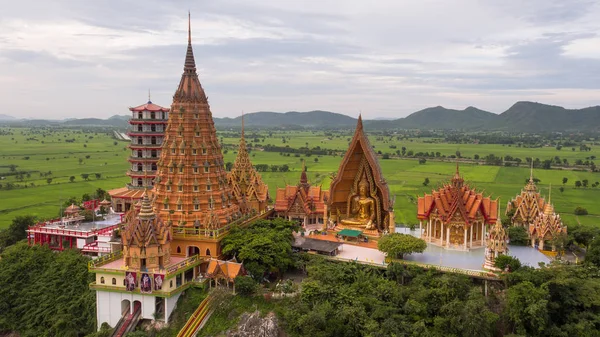 Goldene Buddha Statue Mit Mosaik Inneren Der Halbrunden Kuppel Befindet — Stockfoto