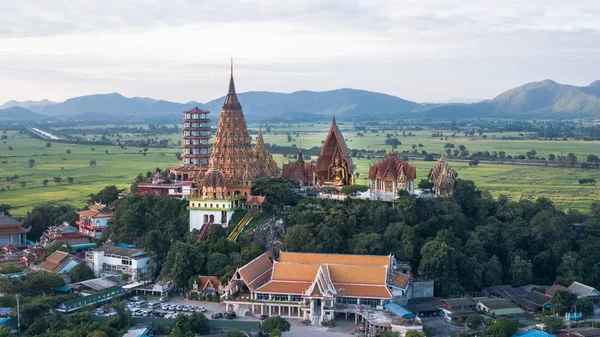 Goldene Buddha Statue Mit Mosaik Inneren Der Halbrunden Kuppel Befindet — Stockfoto