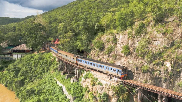 Havadan görünümü güzel peyzaj Krasae Kwai Noi nehirde ölüm tren köprüden mağara Kanchanaburi ilinde Tayland