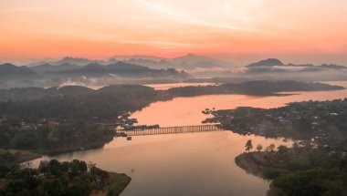 Sangkhlaburi 'deki Mon Köprüsü' nün havadan görüntüsü. Kanchanaburi. Tayland