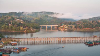 Sangkhlaburi 'deki Mon Köprüsü' nün havadan görüntüsü. Kanchanaburi. Tayland