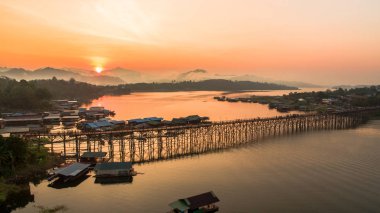 Sangkhlaburi 'deki Mon Köprüsü' nün havadan görüntüsü. Kanchanaburi. Tayland