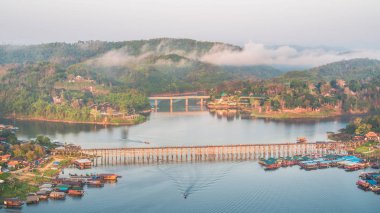 Sangkhlaburi 'deki Mon Köprüsü' nün havadan görüntüsü. Kanchanaburi. Tayland