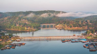 Sangkhlaburi 'deki Mon Köprüsü' nün havadan görüntüsü. Kanchanaburi. Tayland