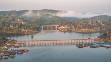 Sangkhlaburi 'deki Mon Köprüsü' nün havadan görüntüsü. Kanchanaburi. Tayland