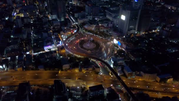 胜利纪念碑在泰国曼谷夜间的鸟瞰图 — 图库视频影像