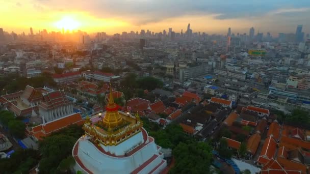 Vista Aérea Montaña Dorada Tanga Phu Khao Una Antigua Pagoda — Vídeo de stock