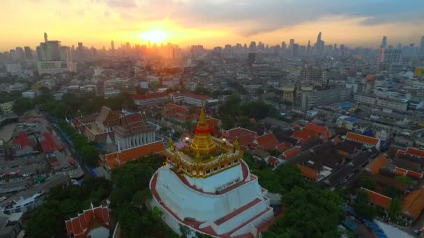 Vista Aérea Montaña Dorada Tanga Phu Khao Una Antigua Pagoda — Vídeo de stock