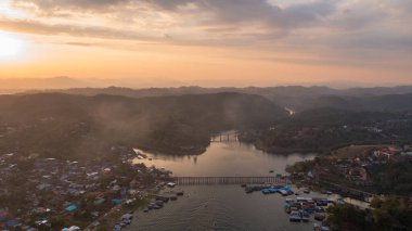 Sangkhlaburi 'deki Mon Köprüsü' nün havadan görüntüsü. Kanchanaburi. Tayland