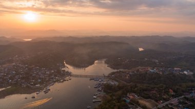 Sangkhlaburi 'deki Mon Köprüsü' nün havadan görüntüsü. Kanchanaburi. Tayland