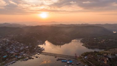 Sangkhlaburi 'deki Mon Köprüsü' nün havadan görüntüsü. Kanchanaburi. Tayland