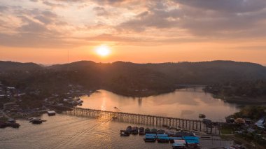 Sangkhlaburi 'deki Mon Köprüsü' nün havadan görüntüsü. Kanchanaburi. Tayland