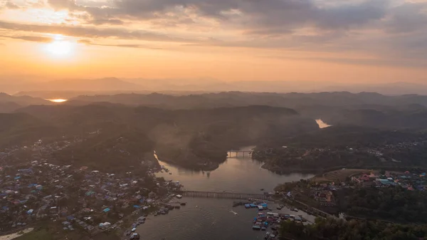 Sangkhlaburi 'deki Mon Köprüsü' nün havadan görüntüsü. Kanchanaburi. Tayland