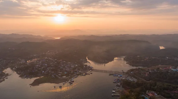 Sangkhlaburi 'deki Mon Köprüsü' nün havadan görüntüsü. Kanchanaburi. Tayland