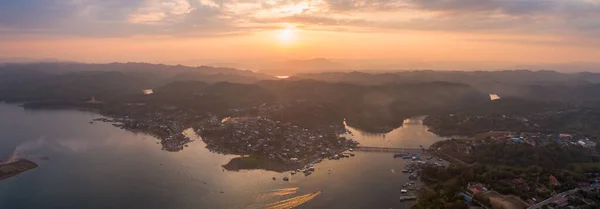 Sangkhlaburi 'deki Mon Köprüsü' nün havadan görüntüsü. Kanchanaburi. Tayland